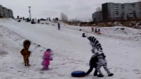 El borracho intentó quitarle el disfraz a uno de los personajes de la película 'Madagascar'.