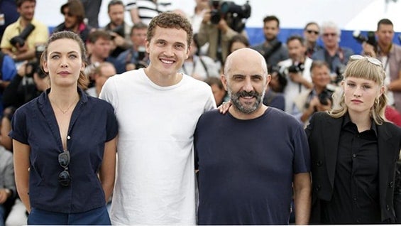 El director Gaspar Noé y los actores Aomi Muyock, Karl Glusman y Klara Kristin durante la presentación de la película 'Love' en Cannes. Foto: EFE.