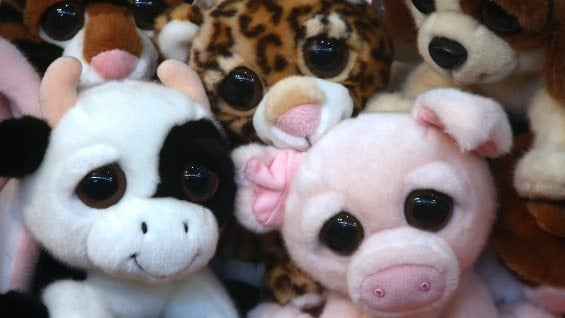 Este sábado entregarán los peluches en conmemoración al Día del Niño en ese país. Foto: AFP.