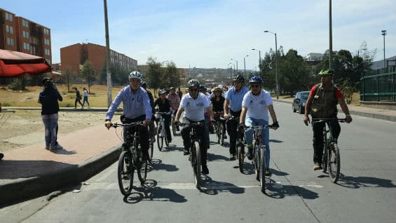 El alcalde Enrique Peñalosa en uno de sus recorridos en bicicleta por la ciudad. Foto Bogota.gov.co