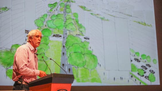 El alcalde Peñalosa intervino en un foro en la Universidad de Los Andes para explicar la importancia de desarrollar proyectos en parte de la reserva forestal Van der Hammen. Foto Alcaldía de Bogotá