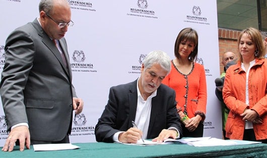 Inscripción de la candidatura presidencial del exalcalde Enrique Peñalosa. Foto: Registraduría.