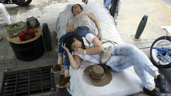 Dos mujeres participan en el 32 Día Mundial de la Pereza en Itagüí. Foto: EFE.