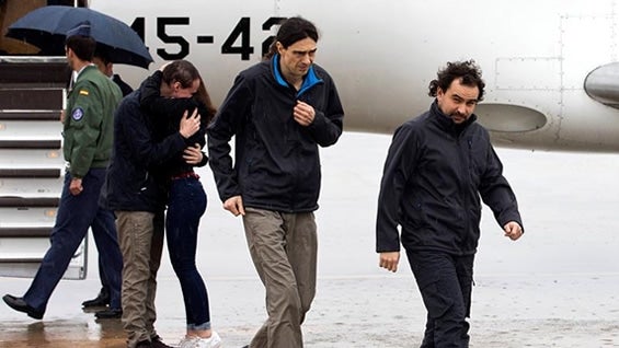 Los periodistas españoles Ángel Sastre, José Manuel López y Antonio Pampliega a su llegada a la Base äerea de Torrejón de Ardoz, en Madrid. Foto: EFE.