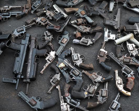 Hay cientos de documentos falsos circulando por Bogotá. Foto: AFP.