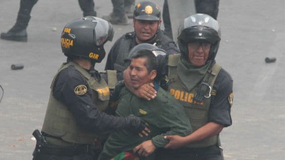 Los manifestantes también lanzaron piedras, objetos contundentes y bombas incendiarias de fabricación casera contra los agentes antidisturbios. Foto: EFE