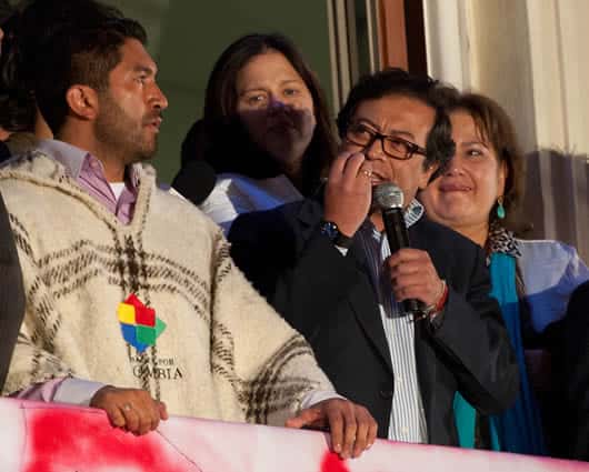 El alcalde Gustavo Petro les habló a las personas que llegaron a la Plaza de Bolívar para apoyarlo. Foto: AFP