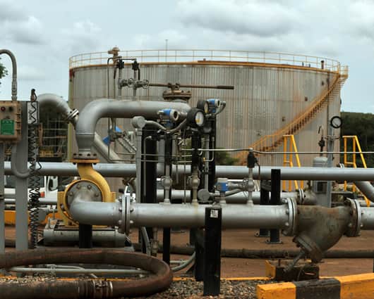 Ataques redujeron el bombeo de crudo y la producción en marzo. Foto: AFP