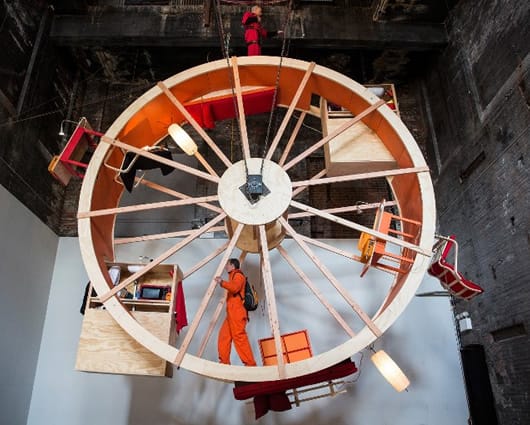 Ambos artistas deben mover la rueda para facilitar las necesidades del otro. Foto: AFP