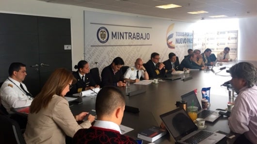 Los capturados habrían expedido más de 100 licencias irregulares. Foto: AFP.