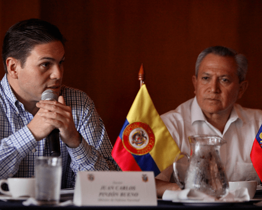 Ministro de Defensa Juan Carlos Pinzón y el coordinador de Seguridad de Ecuador, Homero Arellano. Foto: EFE