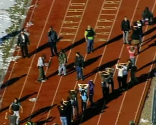 Los estudiantes salieron al exterior con los brazos en alto para descartar nuevas amenazas. Foto: AFP
