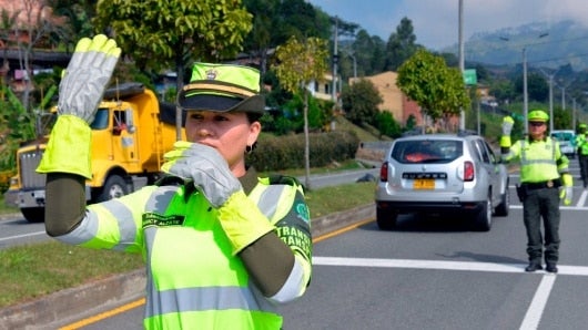 Se estima que cuatro millones de automotores se movilicen en las diferentes vías este lunes. Foto: @region6policia (Twitter)