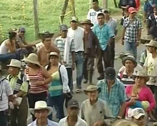 Guerrilleros de las Farc planean en la población de Nuquí, en el Chocó.