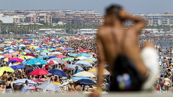 En época de verano es vital proteger la piel del sol. Foto: EFE