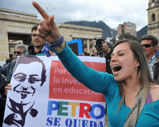 Se espera que el alcalde salga hacia las 7 de la noche al balcón de su despacho. Foto: AFP.