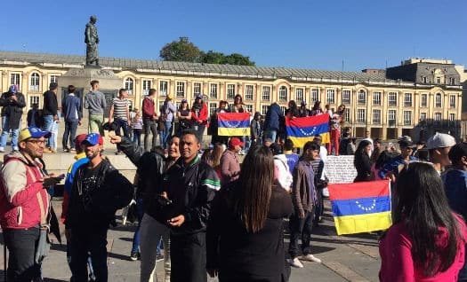 Decenas de venezolanos se concentraron en la Plaza de Bolívar de Bogotá