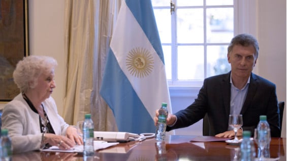 Estela de Carlotto y Mauricio Macri. Foto: Archivo AFP