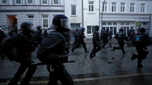 Policía alemán lanzó un "disparo de advertencia" en Hamburgo durante el G20. Foto: EFE.
