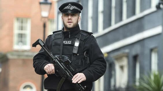 Un policía armado patrulla por los alrededores de Downing Street, en el centro de Londres (Reino Unido). Foto Agencia EFE