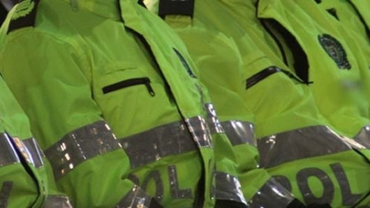 Policía paquistaní monta guardia tras la liberación de los presos. Foto: EFE