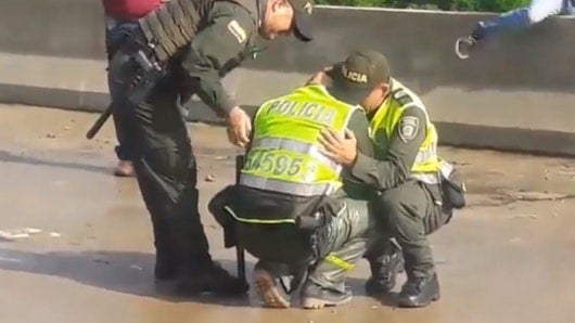 Policías lamentan el suicidio de una mujer que se lanzó con su hijo en brazos desde un puente en Ibagué, Tolima. Imágenes cortesía: Ondas de Ibagué.