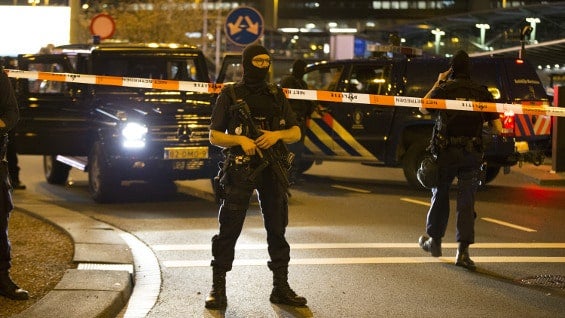 Policía a las afuertas del Aeropuerto de Schiphol en Ámsterdam. Foto: AFP.