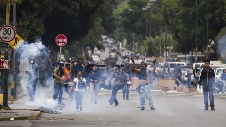 La Policía Antidisturbios se enfrentó a quienes impedían derribar las barricadas. Foto: EFE