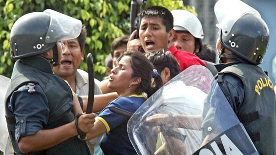 Los policías se vieron obligados a tirarse al agua para huir de la turba de manifestantes. AFP