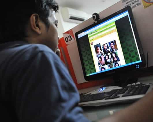 38% de los jóvenes de 25 años navega en sitios de encuentros online. Foto: AFP