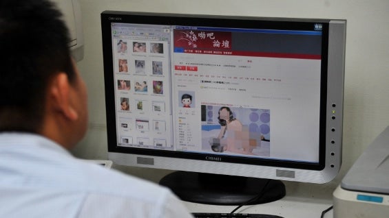 En el computador del hombre se encontraron videos y fotografías que lo inculpan. Foto: AFP.