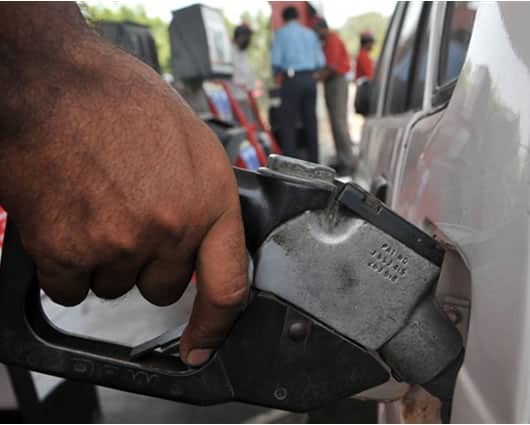 El presidente Santos anunció la reducción en 144 pesos por galón de gasolina / AFP