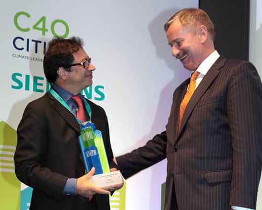 El alcalde Gustavo Petro recibió el reconocimiento en Londres. Foto: Alcaldía de Bogotá