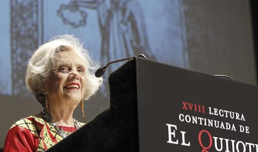 La autora recibió el premio con un traje que le regalaron las mujeres de Oaxaca. EFE