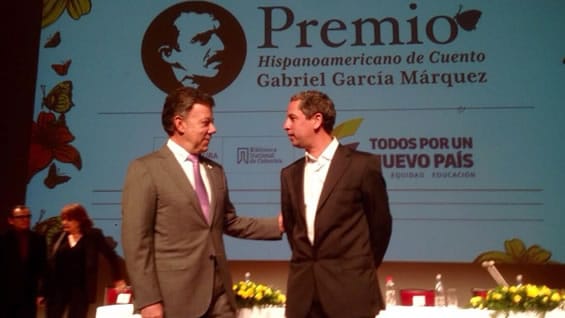 El presidente Juan Manuel Santos entregó e premio a Guillermo Martínez. Foto: @JuanManSantos