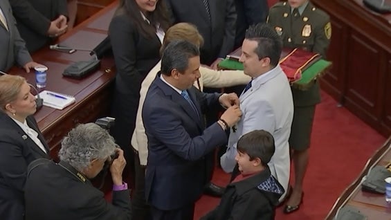 El periodista William Rico, de Noticias RCN, recibe la distinción en el Congreso de la República.