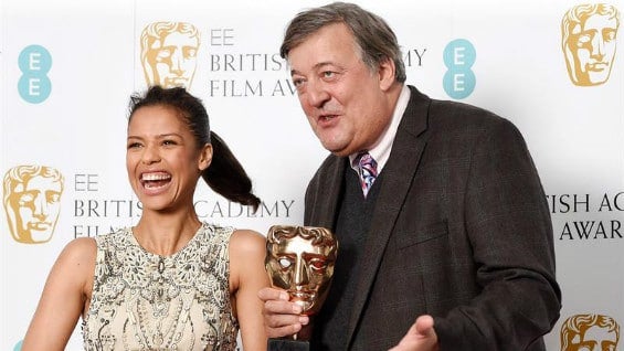 Los actores Gugu Mbatha-Raw y Stephen Fry durante el pase gráfico de las nominaciones a los premios Bafta en el teatro Princess Anne en Londres. Foto: EFE.
