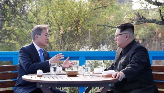 Foto: El presidente de Corea del Sur, Moon Jae-invez y el líder norcoreano Kim Jong-un / NoticiasRCN.com - EFE