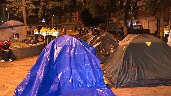 Los niños tienen que jugar al lado de los presuntos infractores de la ley.