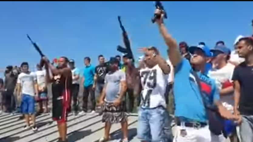 Sin ningún control, los internos disparaban sin descanso sobre el techo del penal.