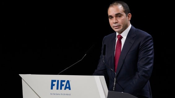 El príncipe Ali de Jordania perdió el pasado viernes frente a Joseph Blatter. Foto: AFP