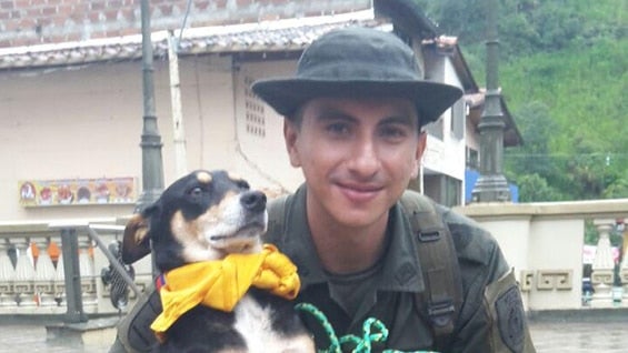 Jeison Amaya y 'Príncipe', el perro rescatado en Salgar, Antioquia. Foto: @PoliciaColombia.