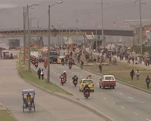 Los habitantes han tenido que caminar para poder regresar a sus hogares.