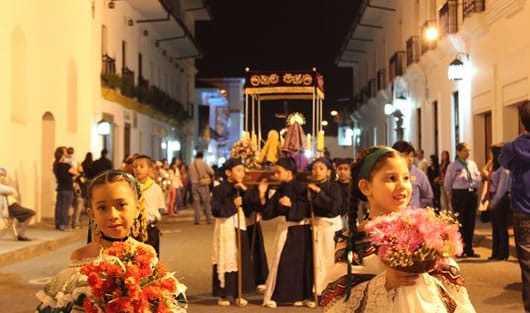 Niños engalanan las calles payanesas en las Procesiones Chiquitas.