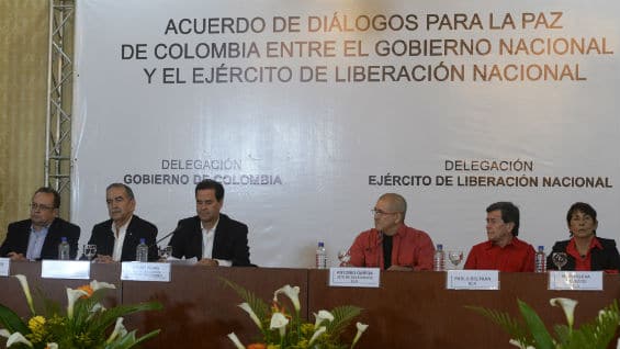 Delegados del Gobierno Nacional y de la guerrilla del ELN anunciaron el inicio de la fase pública de los diálogos de paz. Foto Agencia AFP