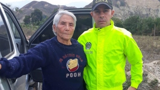 Nohemí Pacheco Castilla y un miembro del Gaula.