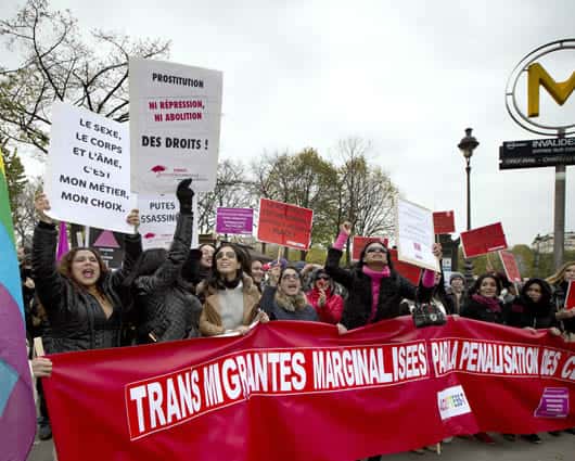 Decenas de personas protestaron porque consideran que la medida va en contra de la libertad sexual. Foto: AFP