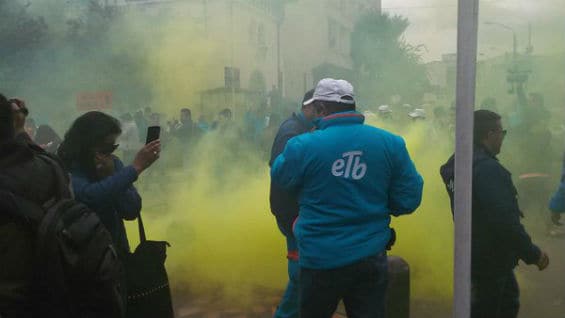 Enfrentamiento entre manifestantes que se oponen a la venta de la ETB y unidades del ESMAD. Foto @NancyFiallo