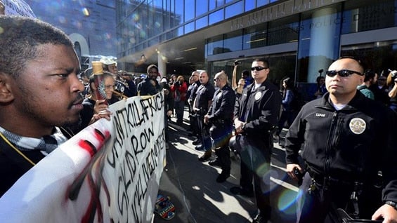 Varias personas participaron en una manifestación frente al Departamento de Policía de Los Angeles. Foto: EFE.