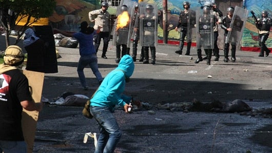 Grupos de encapuchados se enfrentaron a las autoridades. Foto: AFP.